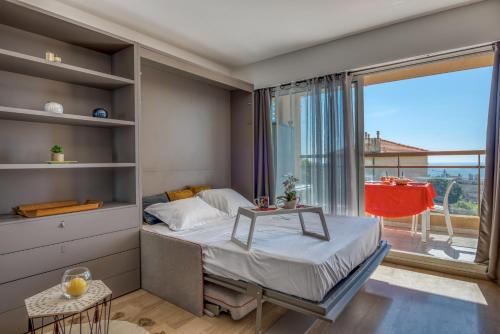 una camera con un letto e una grande finestra di Monaco Sea View & Parking a Beausoleil