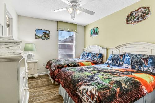 1 dormitorio con 2 camas y ventilador de techo en The Warmth of Florida - BellaVida Resort, en Kissimmee