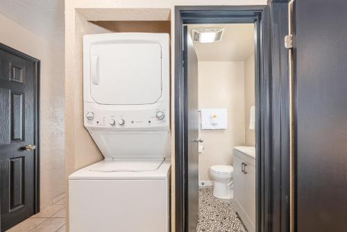 基黑的住宿－Kihei Park Shores 13，浴室内提供白色洗衣机和烘干机