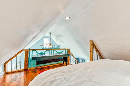 1 dormitorio con cama y escalera en Tiny Blue Ridge Gem en Arden