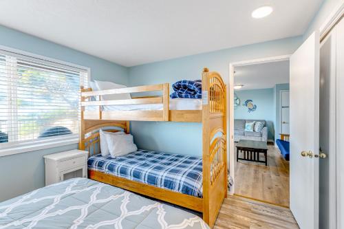 a bedroom with bunk beds in a house at The Boat House Retreat in Lincoln City