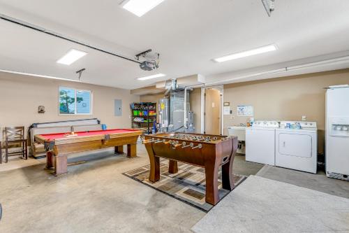 a living room with a pool table and appliances at The Boat House Retreat in Lincoln City