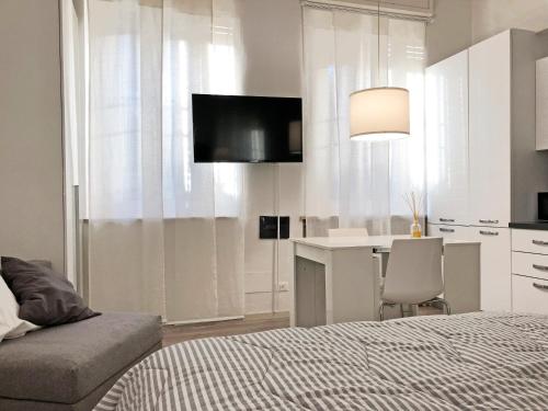 una camera con letto, tavolo e scrivania di Appartamento Il Gelsomino a Castelleone