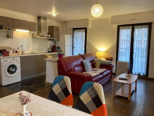 un salon avec un canapé et une cuisine dans l'établissement T3 - 62m2 - parking privé - métro, à Toulouse