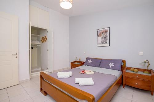 1 dormitorio con 1 cama con 2 toallas en City Melody Apartment with Private Parking en Alexandroupolis