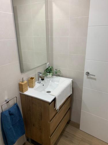 La salle de bains est pourvue d'un lavabo et d'un miroir. dans l'établissement Apartamentos Central B, à Algésiras