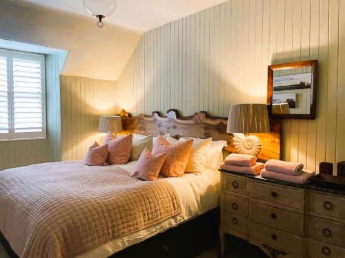 - une chambre avec un lit, une commode et un miroir dans l'établissement Reidochie Stables luxury haven overlooking garden, à Blairgowrie