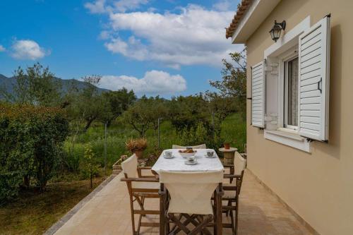 einen Tisch und Stühle auf der Terrasse eines Hauses in der Unterkunft Arba private House in Áyios Dhimítrios