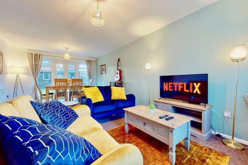 sala de estar con sofá y TV en Secluded 4 Bed Detached House with Driveway en Rainham