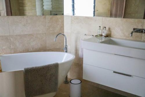 Ένα μπάνιο στο Banyandah + stunning ocean views + sleeps 8