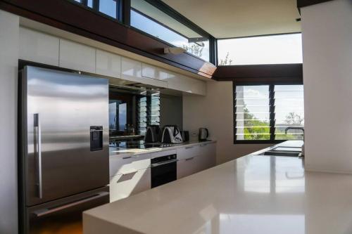 Η κουζίνα ή μικρή κουζίνα στο Banyandah + stunning ocean views + sleeps 8