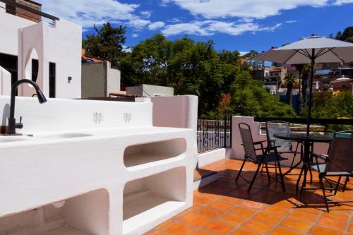cocina con fregadero y mesa en el balcón en Villa 19 habitación #2 en Guanajuato