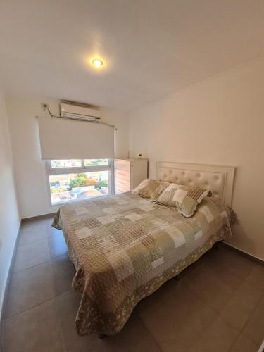 a bedroom with a bed and a window at Resistencia City Apartment in Resistencia
