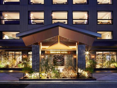 un bâtiment d'hôtel avec un restaurant en face de celui-ci dans l'établissement Mercure Kyoto Station, à Kyoto