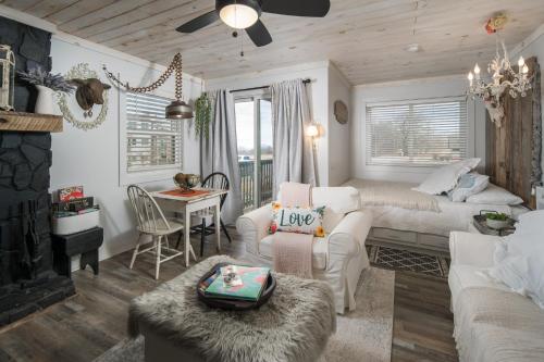sala de estar con 2 camas y chimenea en Cozy Mountain Top Ski Studio, en Beech Mountain