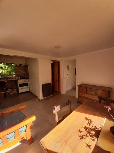 sala de estar con mesa y TV en casita para dos! en Lago Puelo