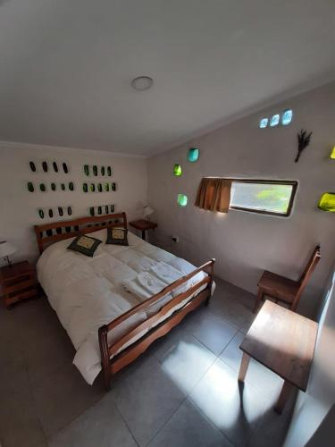 Un dormitorio con una cama grande y una ventana en casita para dos! en Lago Puelo