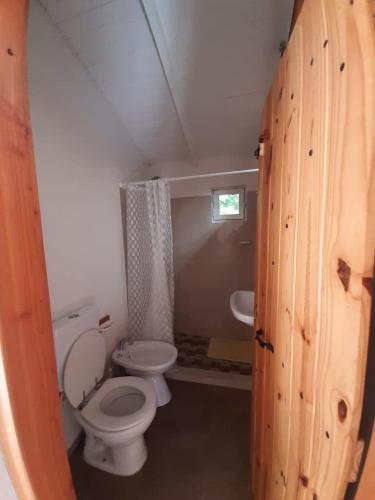 Baño pequeño con aseo y lavamanos en casita para dos! en Lago Puelo