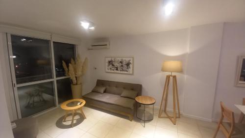 sala de estar con sofá y lámpara en LAS AMERICAS en Villa María