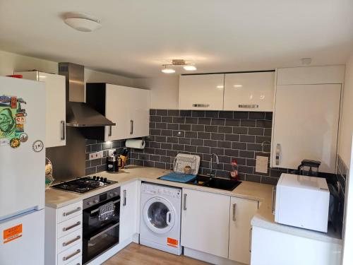 Η κουζίνα ή μικρή κουζίνα στο Langley Haven - 3 BR House