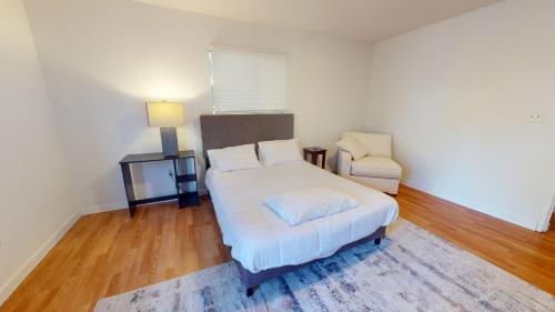 Ένα ή περισσότερα κρεβάτια σε δωμάτιο στο Comfy Guesthouse in Yelm