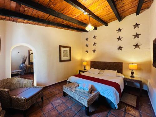 a bedroom with a bed with black stars on the wall at Hotel Parador Vernal in Bernal