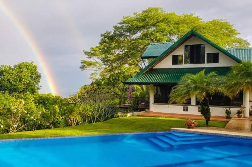 4 bedroom, king bed, ocean view & large pool Villa