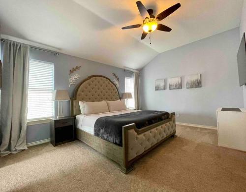 een slaapkamer met een groot bed en een plafondventilator bij Masonry on Cumberland in Longview