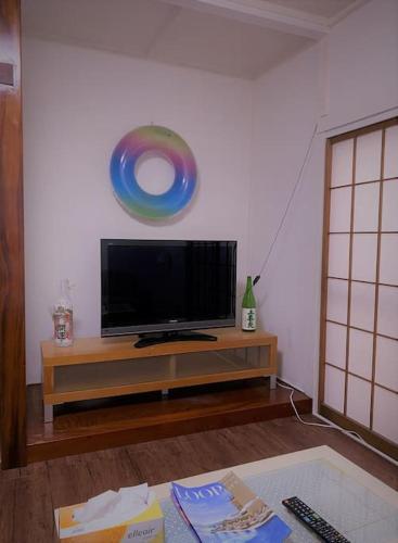a living room with a flat screen tv on a table at 江ノ島に近い富士山も眺める湘南の丘のヴィラーーー日本スタイルを体験できるTatami Room in Fujisawa