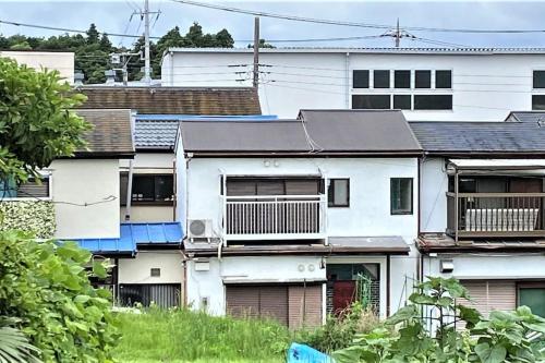 a group of white houses in a city at 江ノ島に近い富士山も眺める湘南の丘のヴィラーーー日本スタイルを体験できるTatami Room in Fujisawa