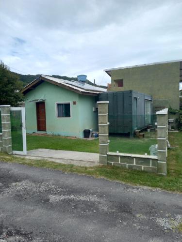 una casa con una valla delante de ella en Férias na Barra da Lagoa en Florianópolis