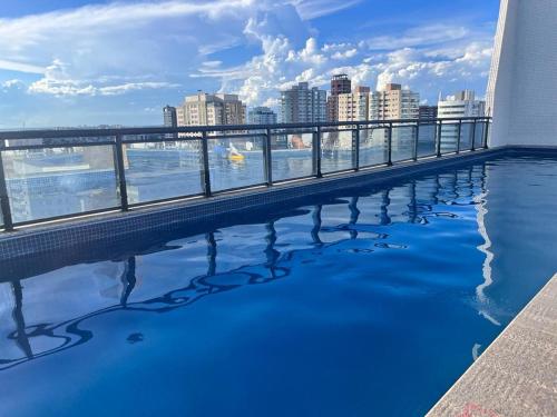 馬瑙斯的住宿－APART HOTEL SENSE II - Localizado em Hotel，一座享有城市美景的建筑中的游泳池