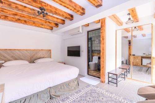 sypialnia z dużym łóżkiem i łazienką w obiekcie Mushroom Forest Guesthouse Camping Site w mieście Puli