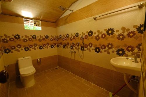 a bathroom with a toilet and a sink at Ethus'villahomestay in Mararikulam