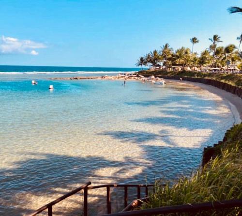 Flat no Nannai Residence في بورتو دي غالينهاس: شاطئ مع أشخاص يسبحون في الماء