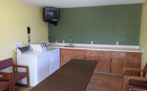 uma cozinha com um lavatório e uma máquina de lavar louça branca em Regency Inn Pittsburg em Pittsburg