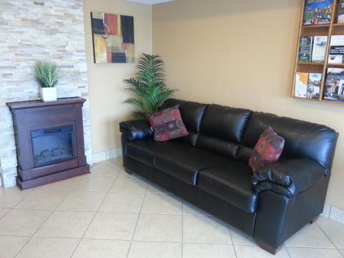 Χώρος καθιστικού στο Regency Inn Pittsburg
