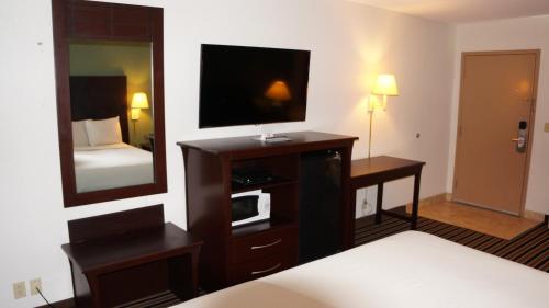 Ένα ή περισσότερα κρεβάτια σε δωμάτιο στο Regency Inn Pittsburg