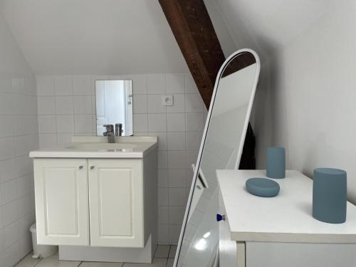 un bagno bianco con specchio e lavandino di Gîte Trévol, 5 pièces, 8 personnes - FR-1-489-223 a Trévol