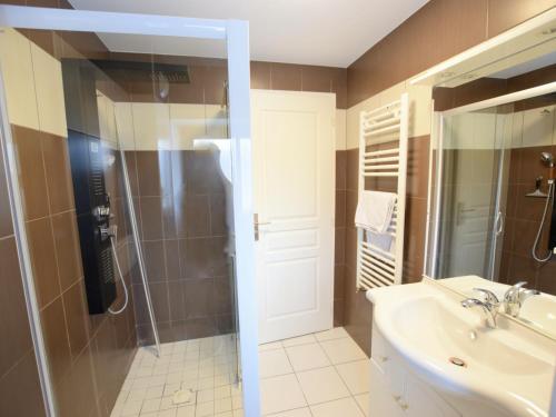 y baño con ducha y lavamanos. en Appartement Bernex, 2 pièces, 4 personnes - FR-1-498-87 en Bernex