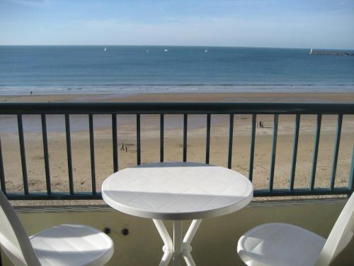 Photo de la galerie de l'établissement Studio rénové face mer avec balcon au centre plage, proche commerces - Les Sables d'Olonne - FR-1-92-748, à Les Sables-dʼOlonne