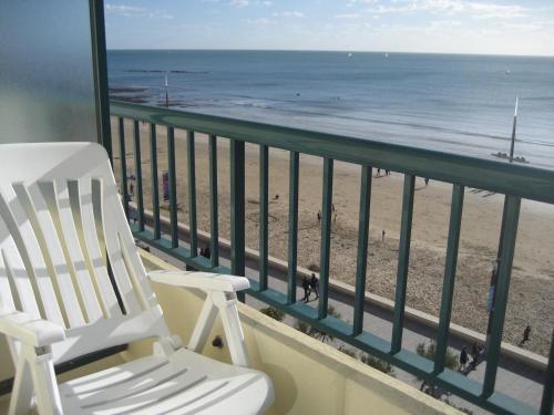 Photo de la galerie de l'établissement Studio rénové face mer avec balcon au centre plage, proche commerces - Les Sables d'Olonne - FR-1-92-748, à Les Sables-dʼOlonne