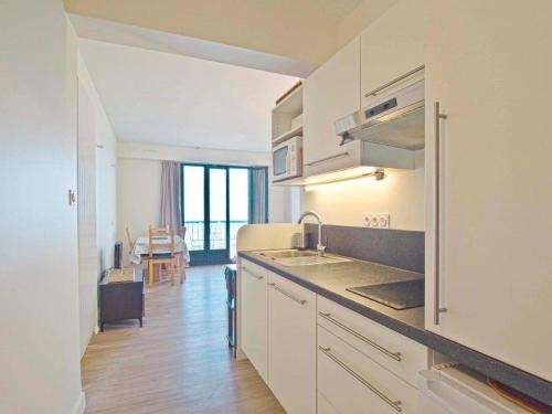 Photo de la galerie de l'établissement Studio rénové face mer avec balcon au centre plage, proche commerces - Les Sables d'Olonne - FR-1-92-748, à Les Sables-dʼOlonne