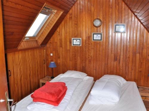 une chambre avec un lit dans un mur en bois dans l'établissement Maison Bretonne à 50m de la Plage avec Jardin, WIFI et Vélos - Trégastel - FR-1-368-27, à Trégastel