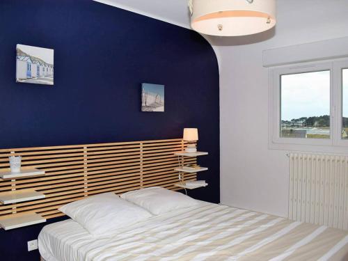 プルームール・ボドゥーにあるMaison Pleumeur-Bodou, 5 pièces, 8 personnes - FR-1-368-68の青い壁のベッドルーム1室(ベッド1台付)