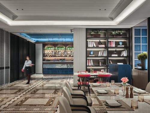 Hotel Indigo Shenzhen Overseas Chinese Town by IHGにあるレストランまたは飲食店