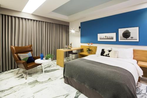 سرير أو أسرّة في غرفة في فندق دينيم سيول