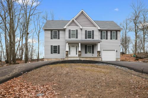 una casa bianca con vialetto di Modern 5BR, Kid-Friendly Home In Poconos with Pool Table a East Stroudsburg