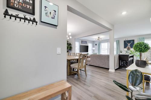 Posezení v ubytování Modern 5BR, Kid-Friendly Home In Poconos with Pool Table