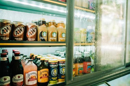 lodówka wypełniona butelkami piwa w obiekcie Group Dome Glamping with Private Hotspring w mieście Lubo